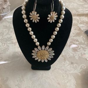 GORGEOUS BETSEY JOHNSON NECKLACE SET